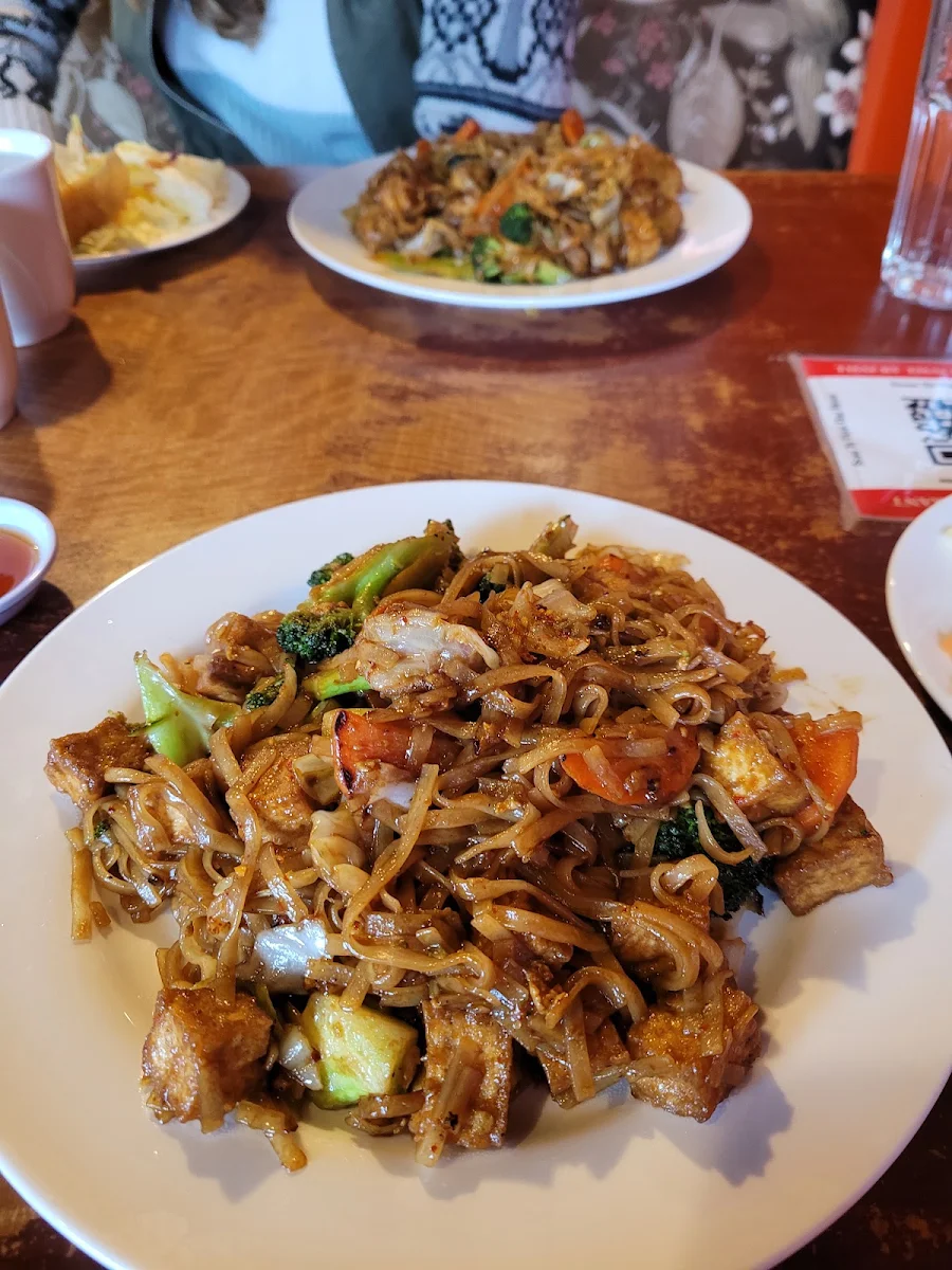 Pad See EW ผัดซีอิ๊ว Lunch Combo